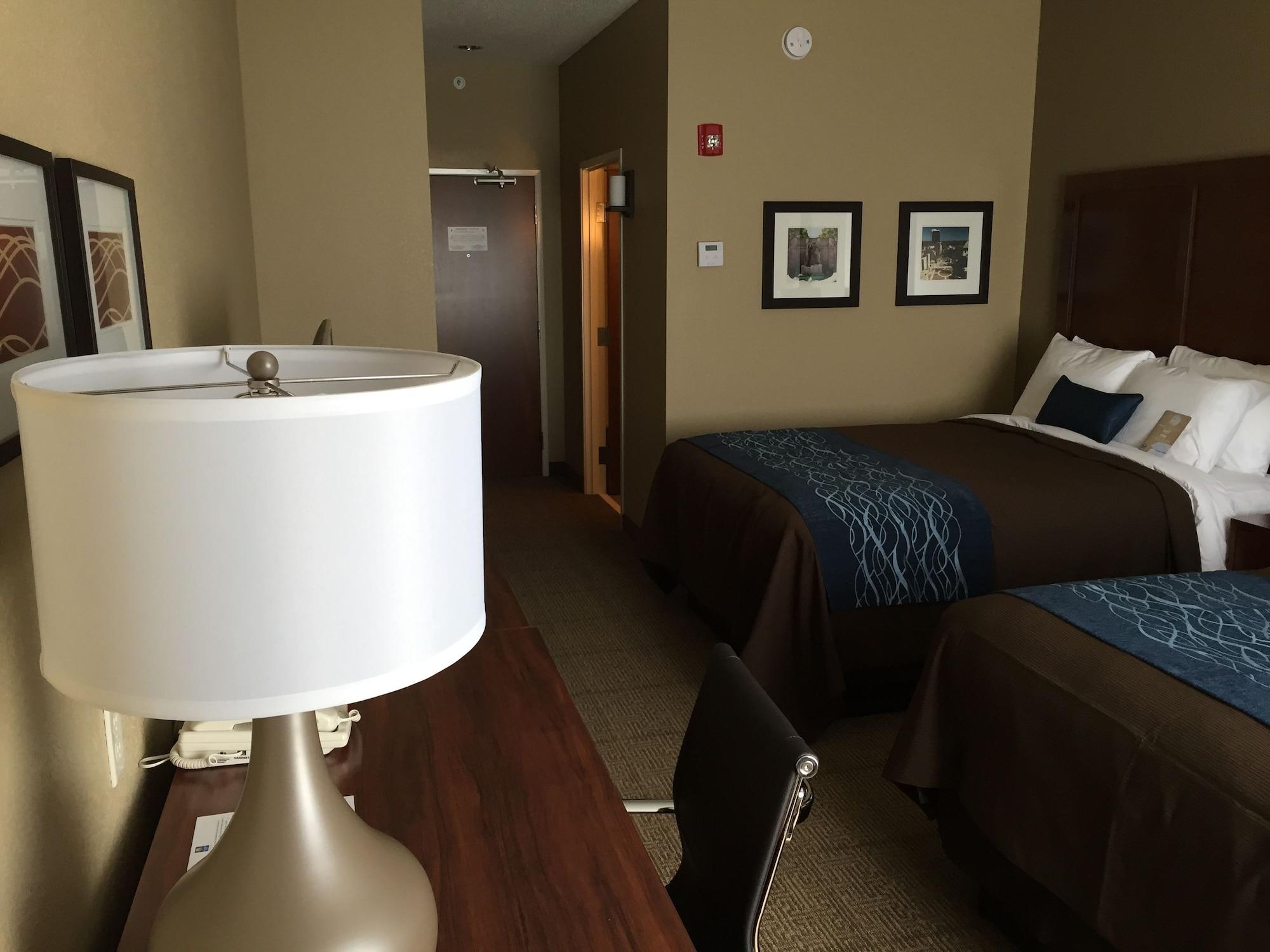 Comfort Inn & Suites Lynchburg Airport - University Area Bagian luar foto