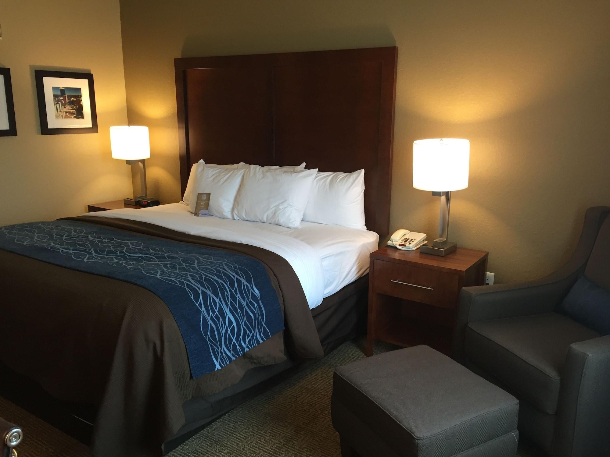 Comfort Inn & Suites Lynchburg Airport - University Area Bagian luar foto