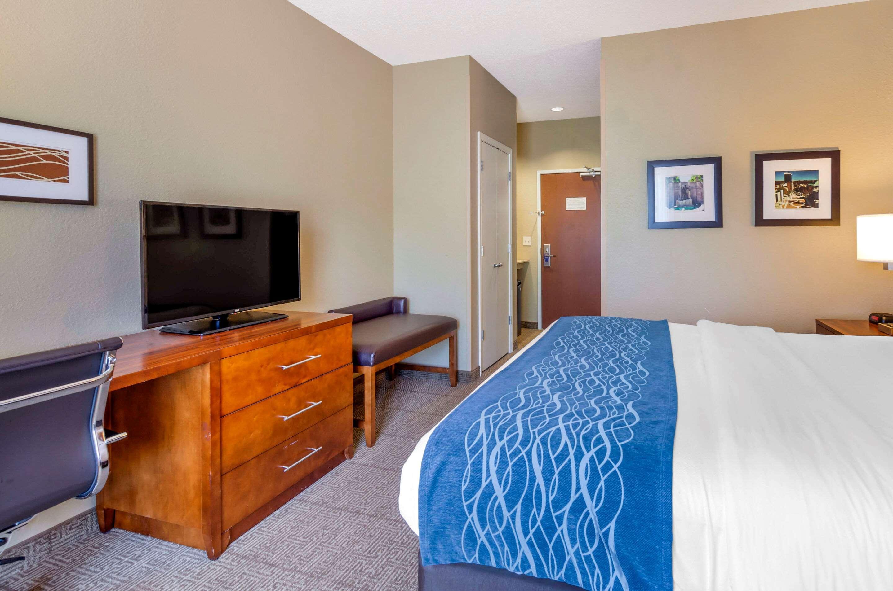 Comfort Inn & Suites Lynchburg Airport - University Area Bagian luar foto