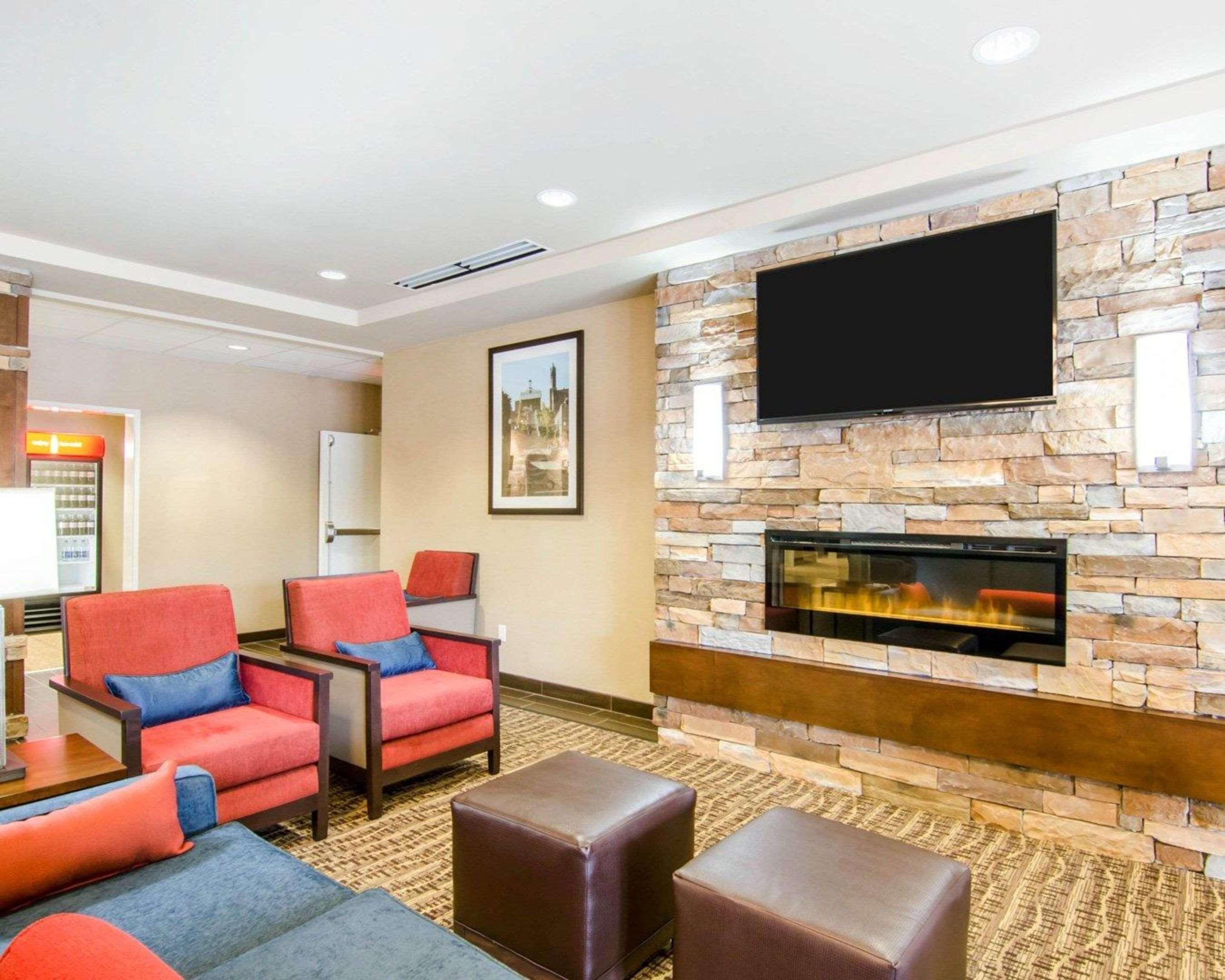 Comfort Inn & Suites Lynchburg Airport - University Area Bagian luar foto