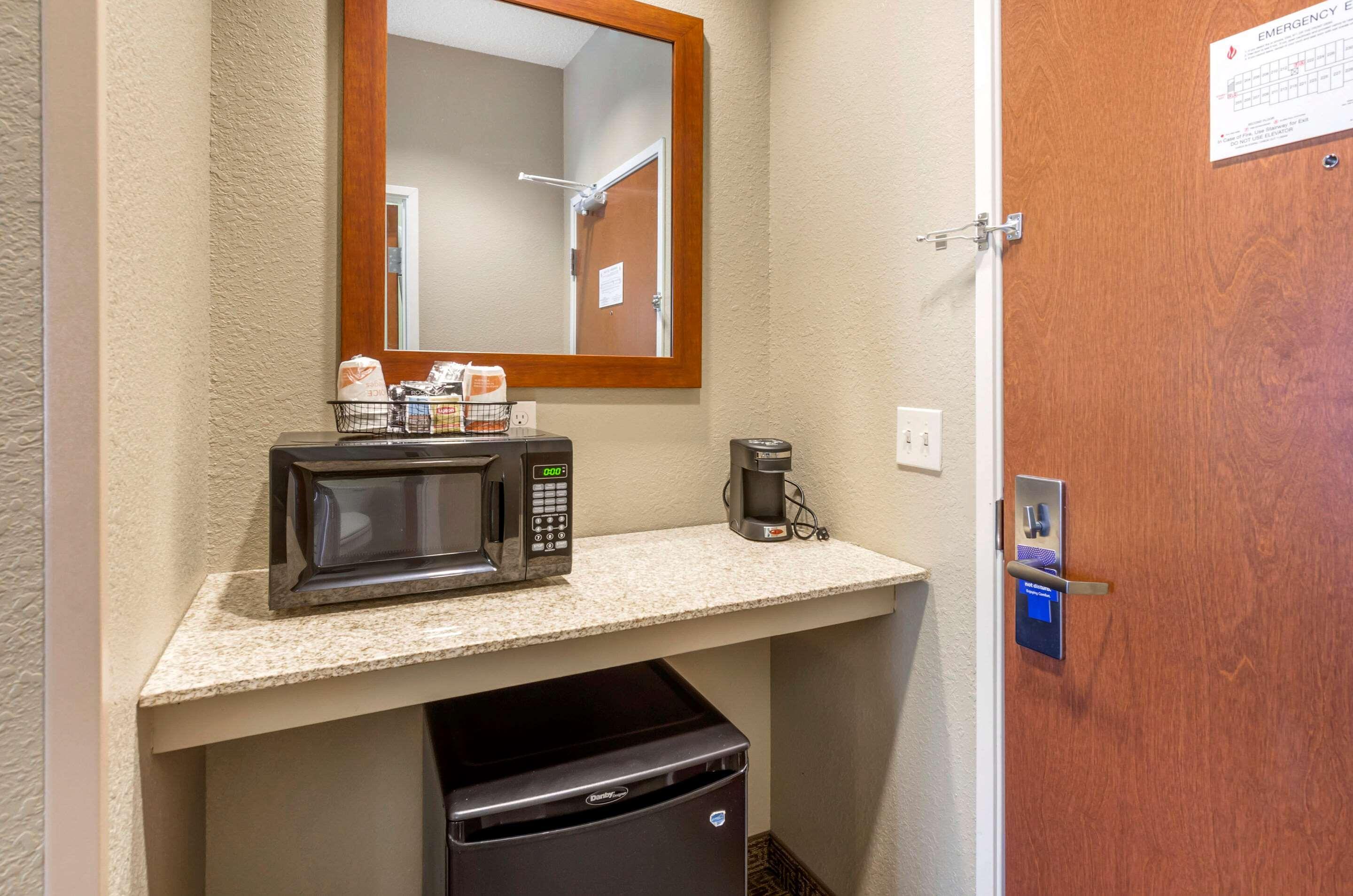 Comfort Inn & Suites Lynchburg Airport - University Area Bagian luar foto