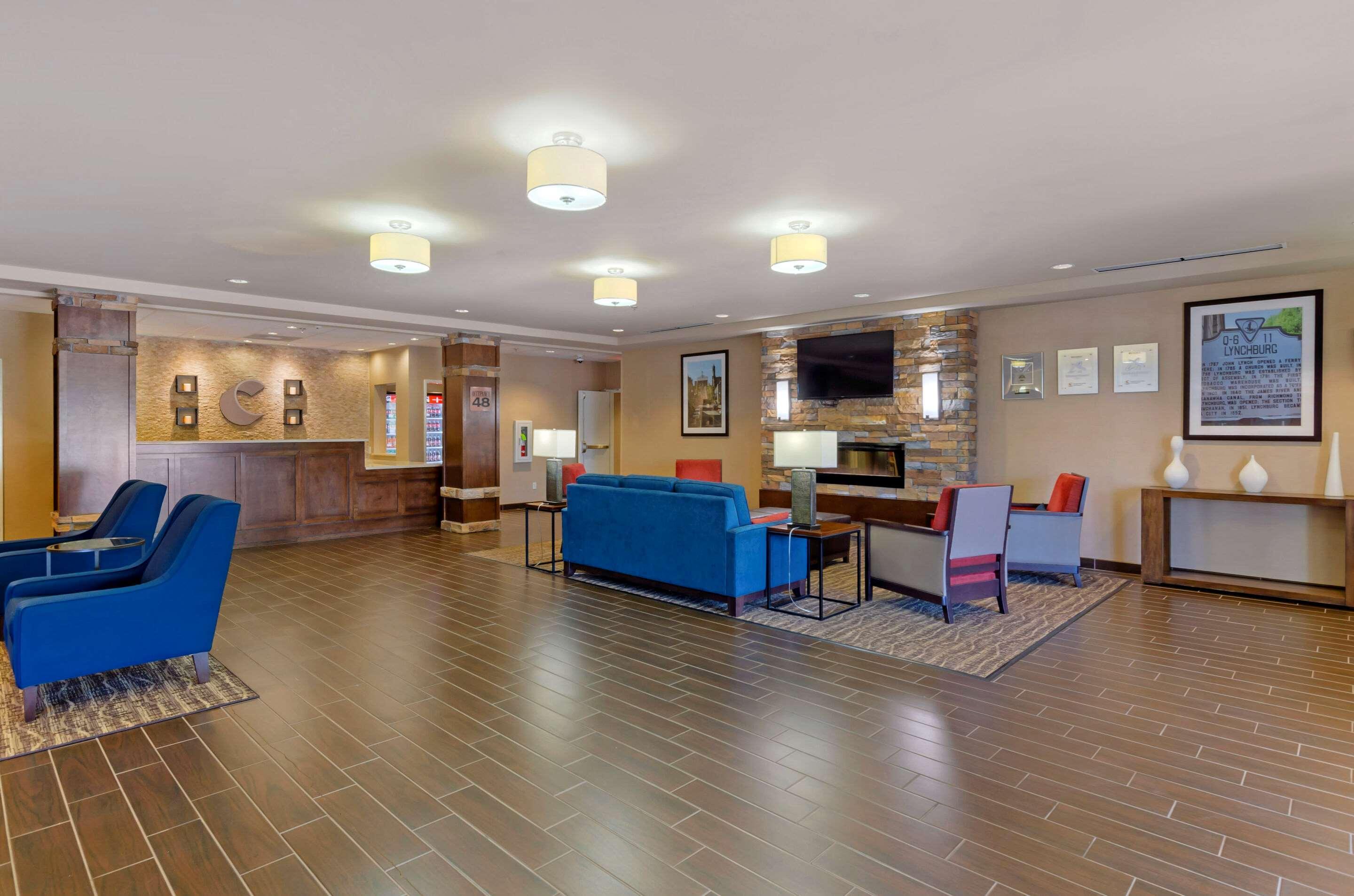 Comfort Inn & Suites Lynchburg Airport - University Area Bagian luar foto