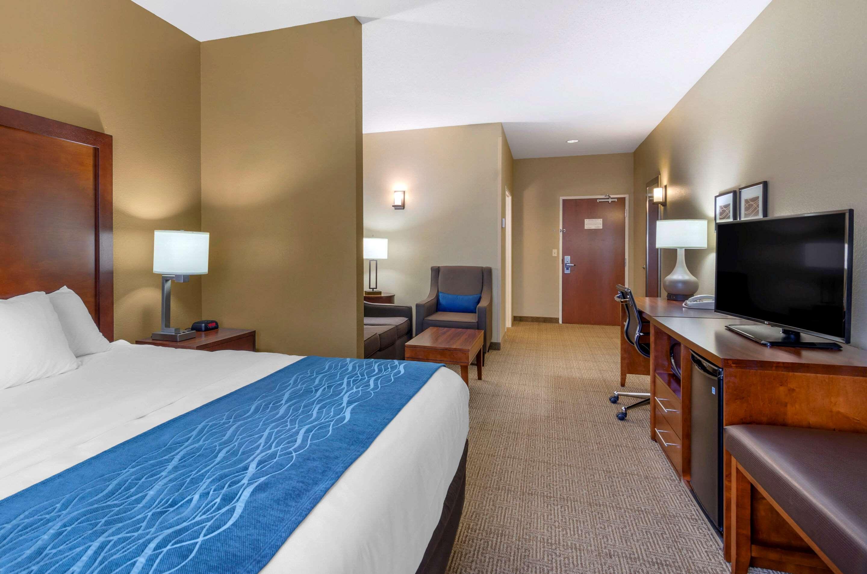 Comfort Inn & Suites Lynchburg Airport - University Area Bagian luar foto