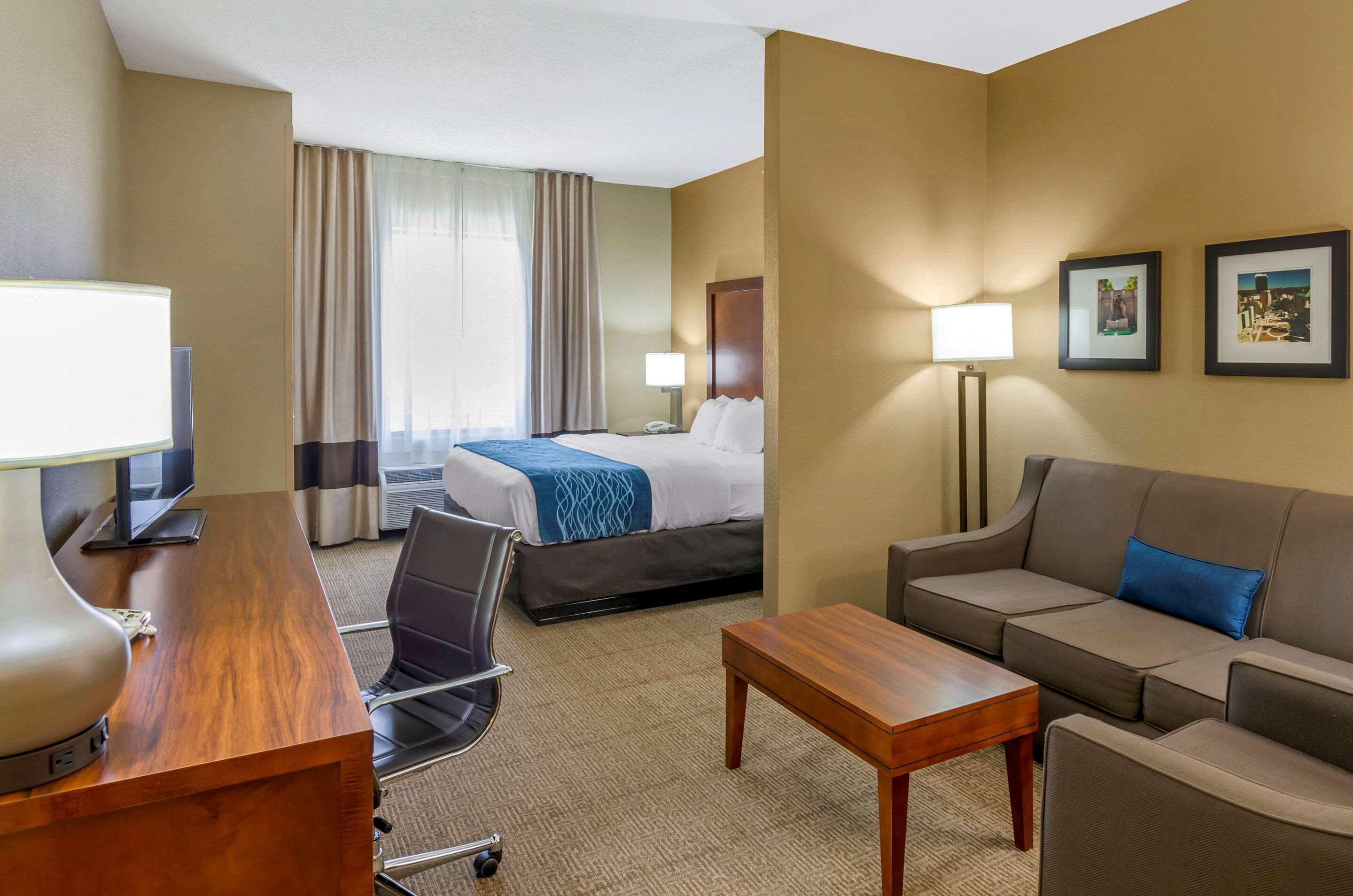 Comfort Inn & Suites Lynchburg Airport - University Area Bagian luar foto