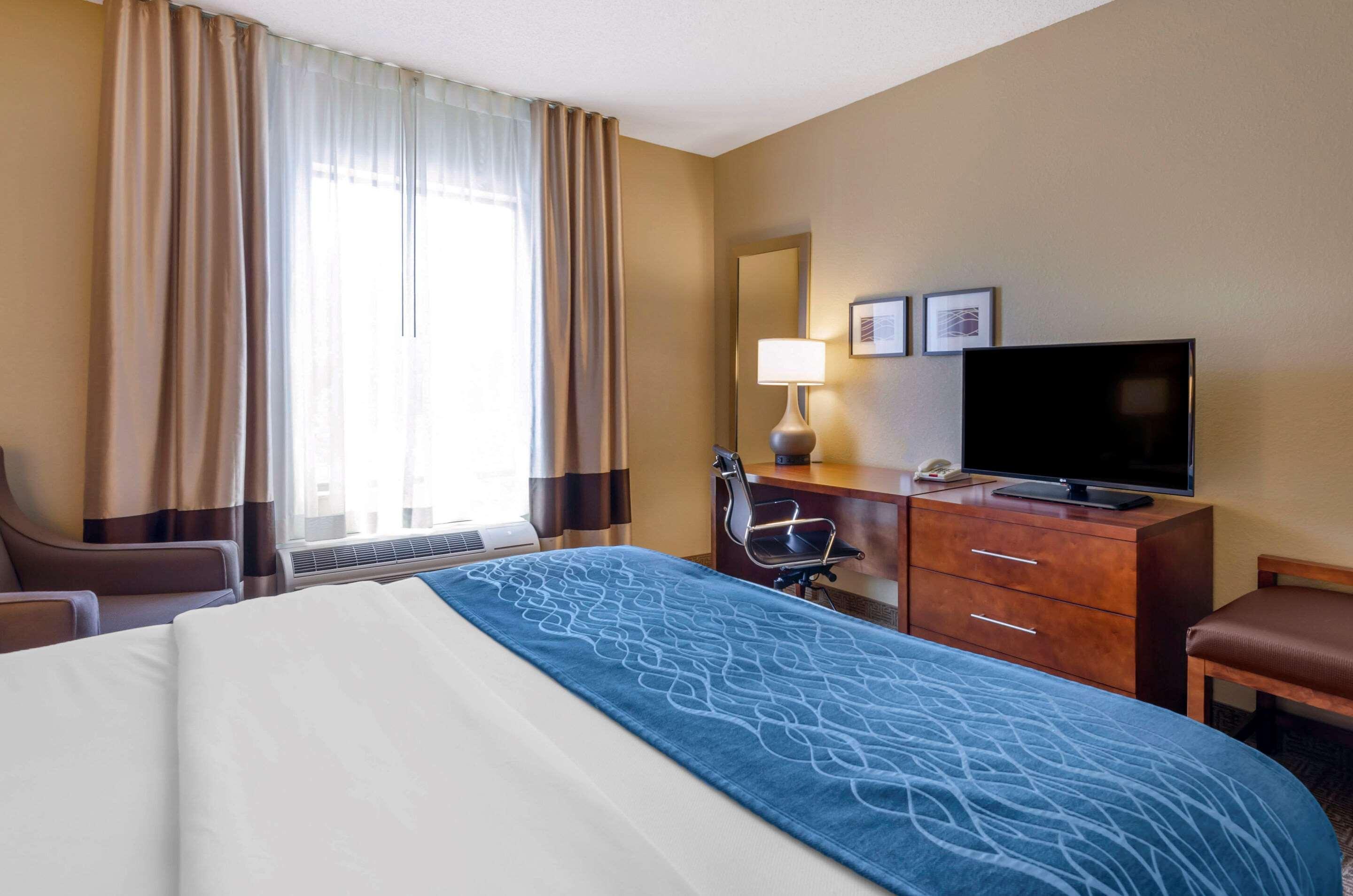 Comfort Inn & Suites Lynchburg Airport - University Area Bagian luar foto