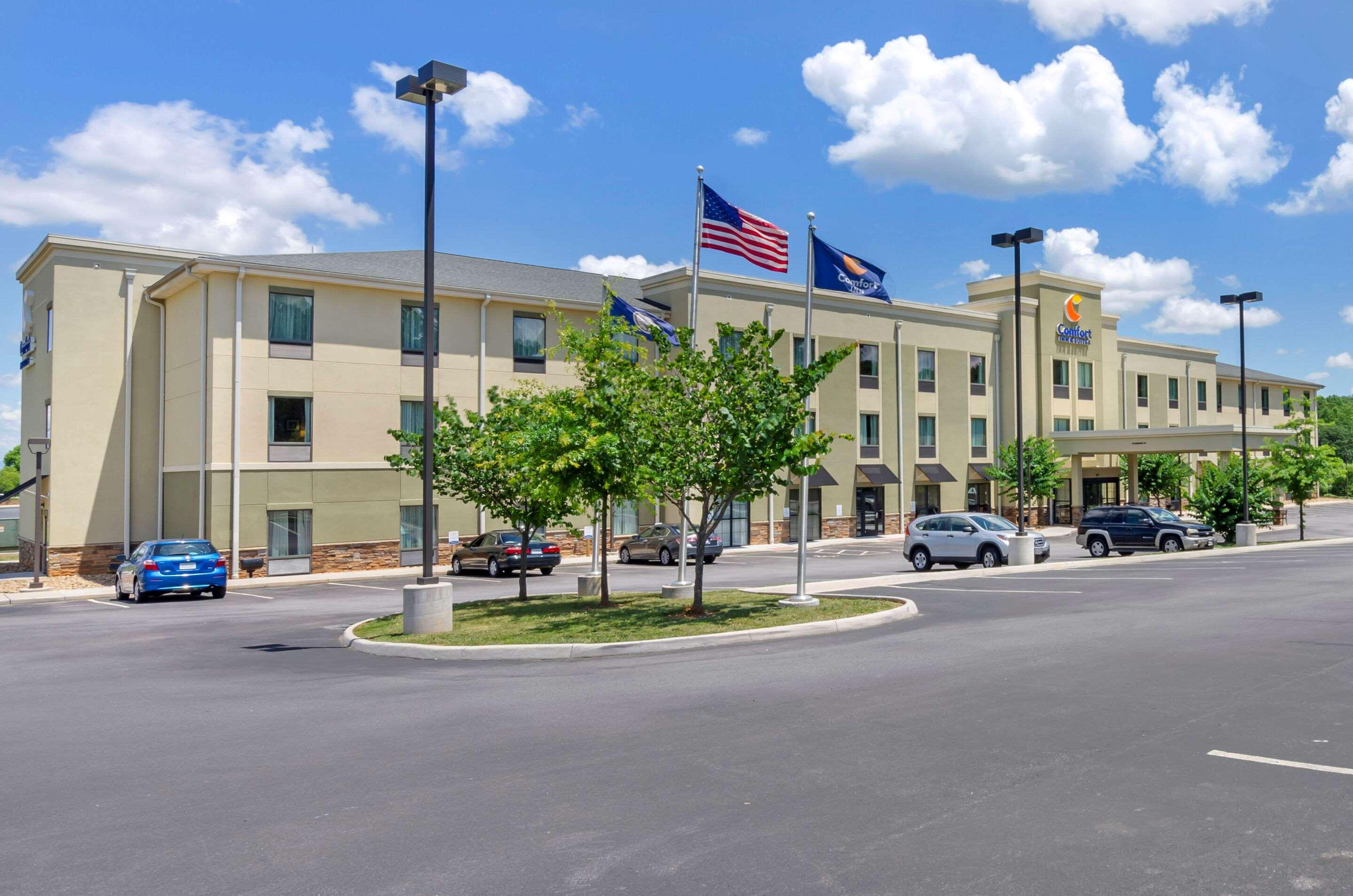 Comfort Inn & Suites Lynchburg Airport - University Area Bagian luar foto