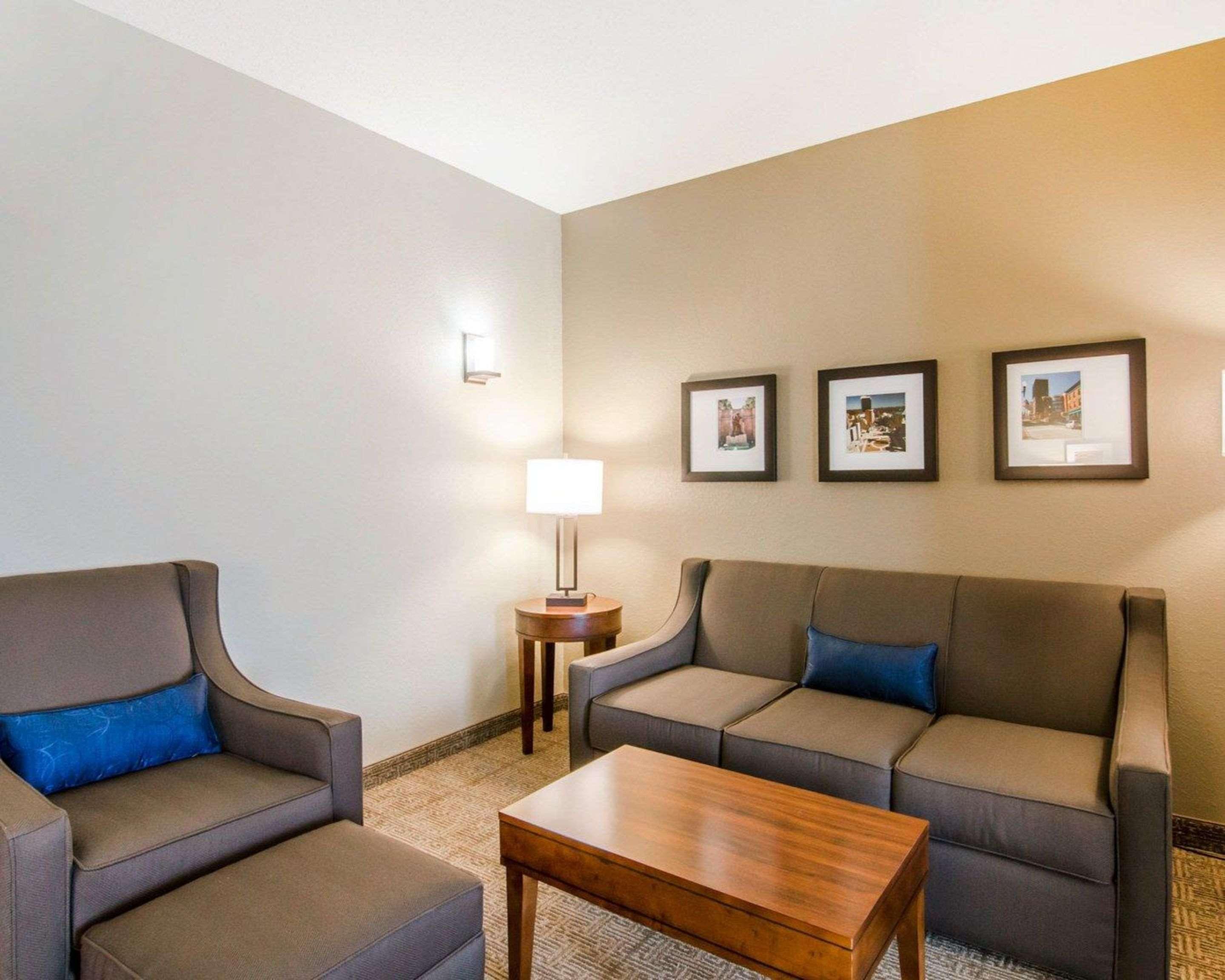 Comfort Inn & Suites Lynchburg Airport - University Area Bagian luar foto